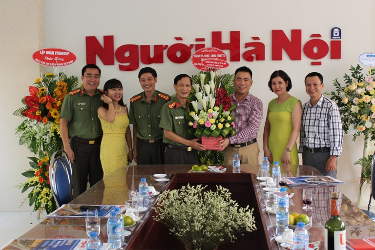 Lãnh đạo Phòng PA83, PC67 - Công an TP. Hà Nội thăm chúc mừng báo Người Hà Nội