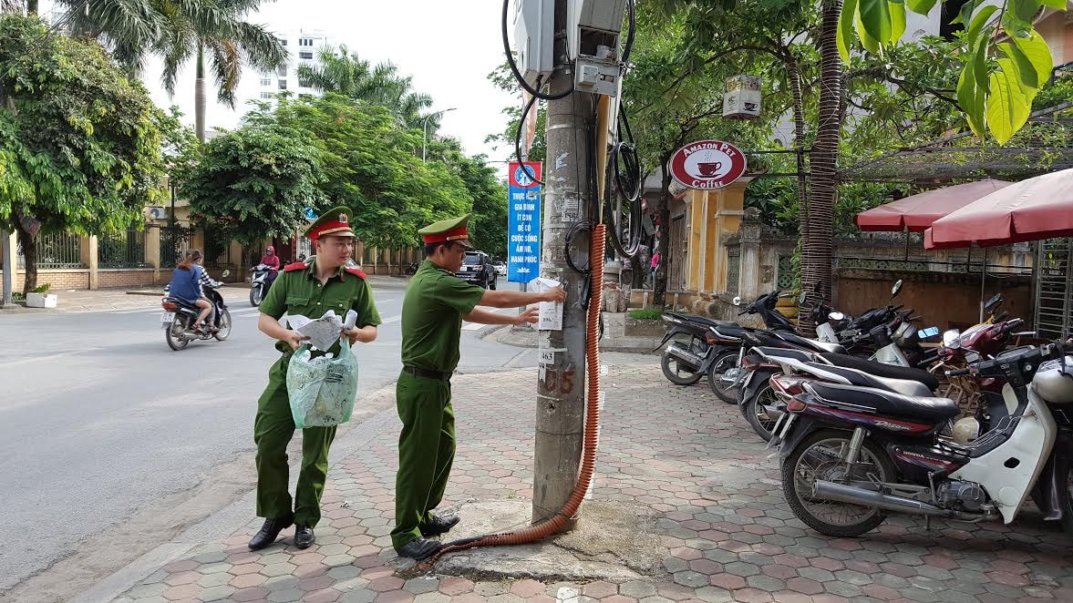 Hà Nội: Công an phường Hà Cầu ra quân chấn chỉnh quảng cáo, rao vặt trái phép