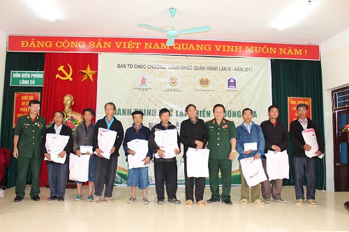 Tặng quà các gia đình chính sách và chiến sỹ biên phòng tại Hà Giang