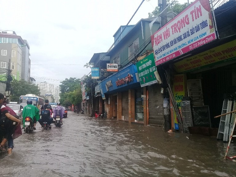 Hà Nội, mưa lớn kéo dài nhiều tuyến phố ngập sâu trong biển nước