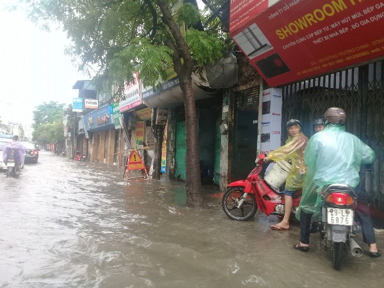 Hà Nội, mưa lớn kéo dài nhiều tuyến phố ngập sâu trong biển nước