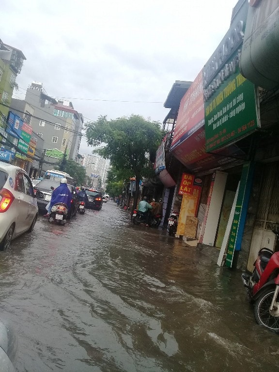 Hà Nội, mưa lớn kéo dài nhiều tuyến phố ngập sâu trong biển nước