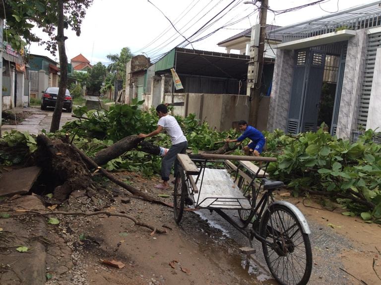 Chùm ảnh tan hoang sau bão số 2