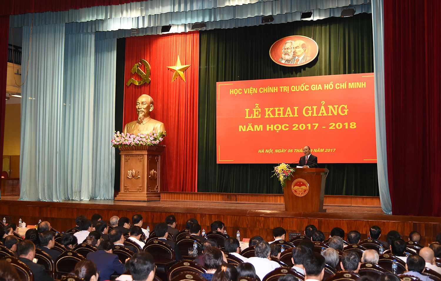Thủ tướng Nguyễn Xuân Phúc dự lễ khai giảng tại Học viện Chính trị Quốc gia Hồ Chí Minh