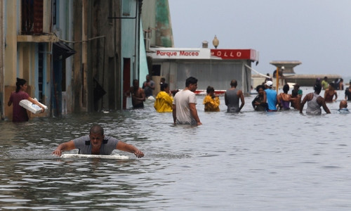 Thủ đô Cuba hóa 'bể bơi khổng lồ' vì bão Irma