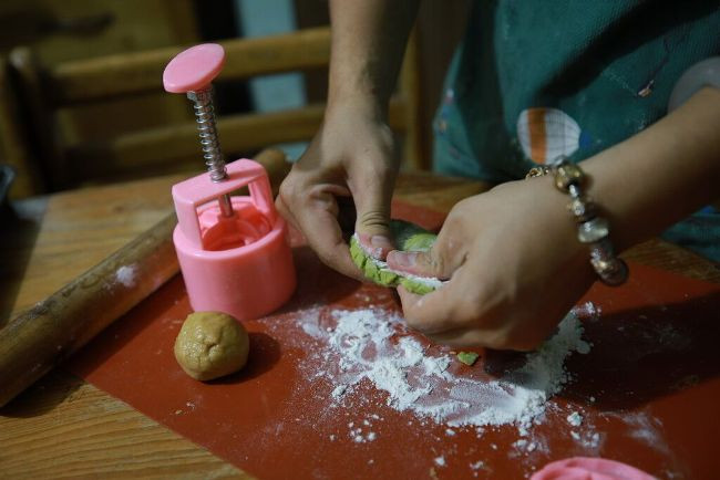 Độc, lạ khám phá quá trình làm bánh Trung thu handmade