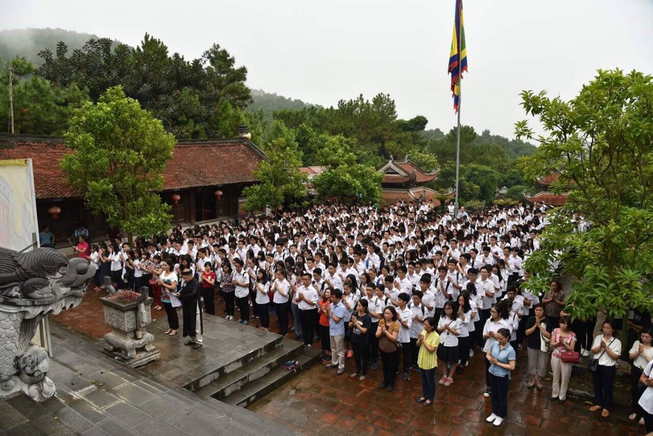 Hà Nội: Trường THPT Chu Văn An dâng hương báo công tại Đền thờ Chu Văn An