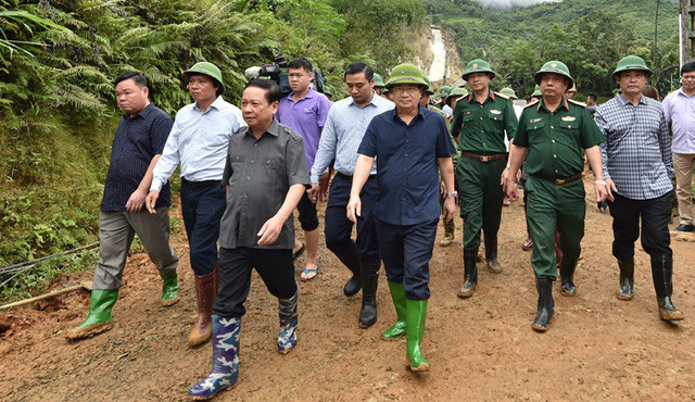 Phó Thủ tướng Trịnh Đình Dũng chỉ đạo khắc phục hậu quả vụ lở đất tại Hòa Bình