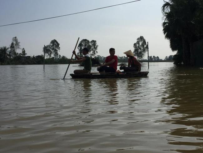 Thanh Hóa: Sự cố đê nguy hiểm, nhiều làng quê chìm trong biển nước