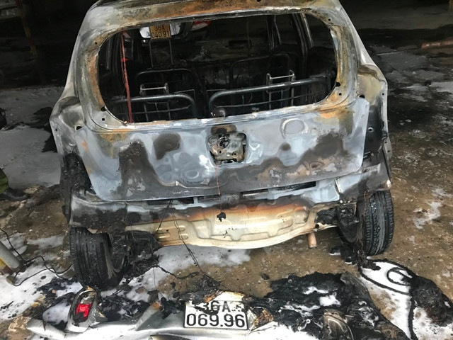 Thanh Hóa: Ô tô Kia Morning cháy rụi tại bãi giữ xe