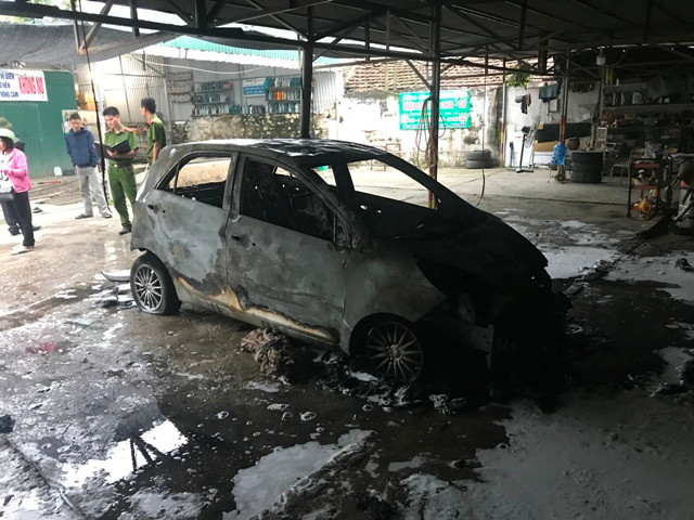 Thanh Hóa: Ô tô Kia Morning cháy rụi tại bãi giữ xe