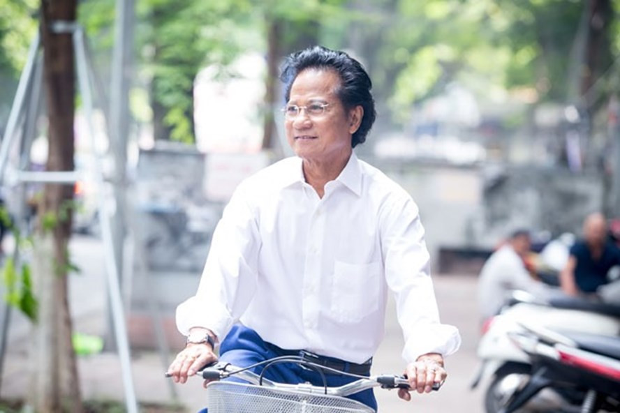 Chế Linh mượn xe đạp dạo quanh phố phường Hà Nội