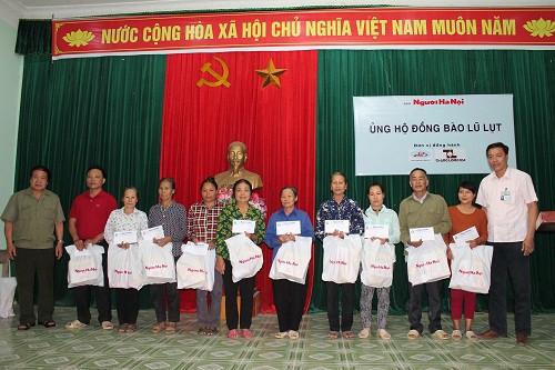 Báo Người Hà Nội tặng hơn 100 phần quà cho đồng bào thiệt hại do mưa lũ