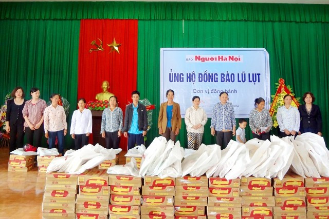 Báo Người Hà Nội tặng 110 phần quà cho đồng bào thiệt hại do mưa lũ