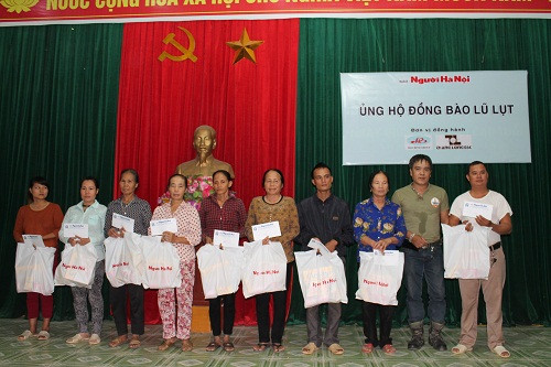 Báo Người Hà Nội tặng hơn 100 phần quà cho đồng bào thiệt hại do mưa lũ
