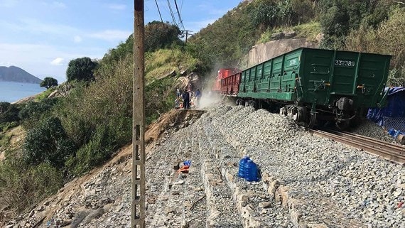 Chính thức thông tuyến đường sắt Bắc Nam sau hơn 10 ngày gián đoạn