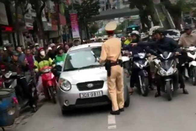Hà Nội: Nữ tài xế nhấn ga đẩy chiến sỹ CSGT sẽ bị xử phạt như thế nào?