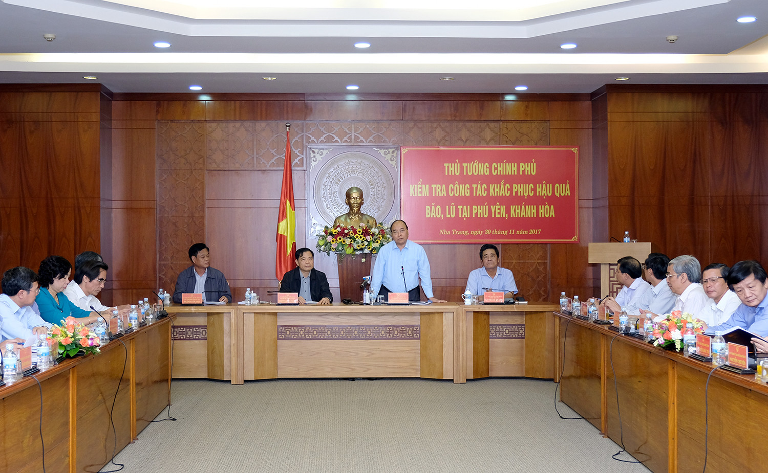 Thủ tướng làm việc về công tác khắc phục hậu quả bão số 12 tại Phú Yên, Khánh Hòa