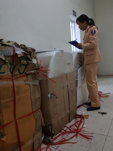 CSGT Thanh Hóa bắt giữ vụ vận chuyển hàng gian lận thương mại