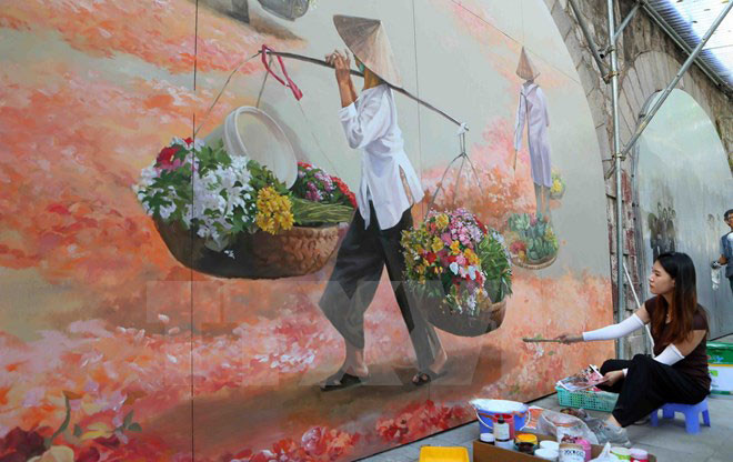 Sắp hoàn thiện bức bích họa ký ức về Hà Nội xưa trên phố Phùng Hưng