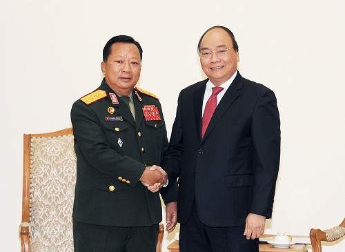 Thủ tướng Nguyễn Xuân Phúc tiếp Bộ trưởng Quốc phòng CHDCND Lào