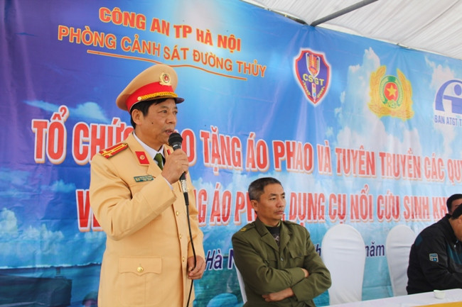 Hà Nội: Cảnh sát đường thủy tặng 1000 áo phao cho 29 bến khách ngang sông
