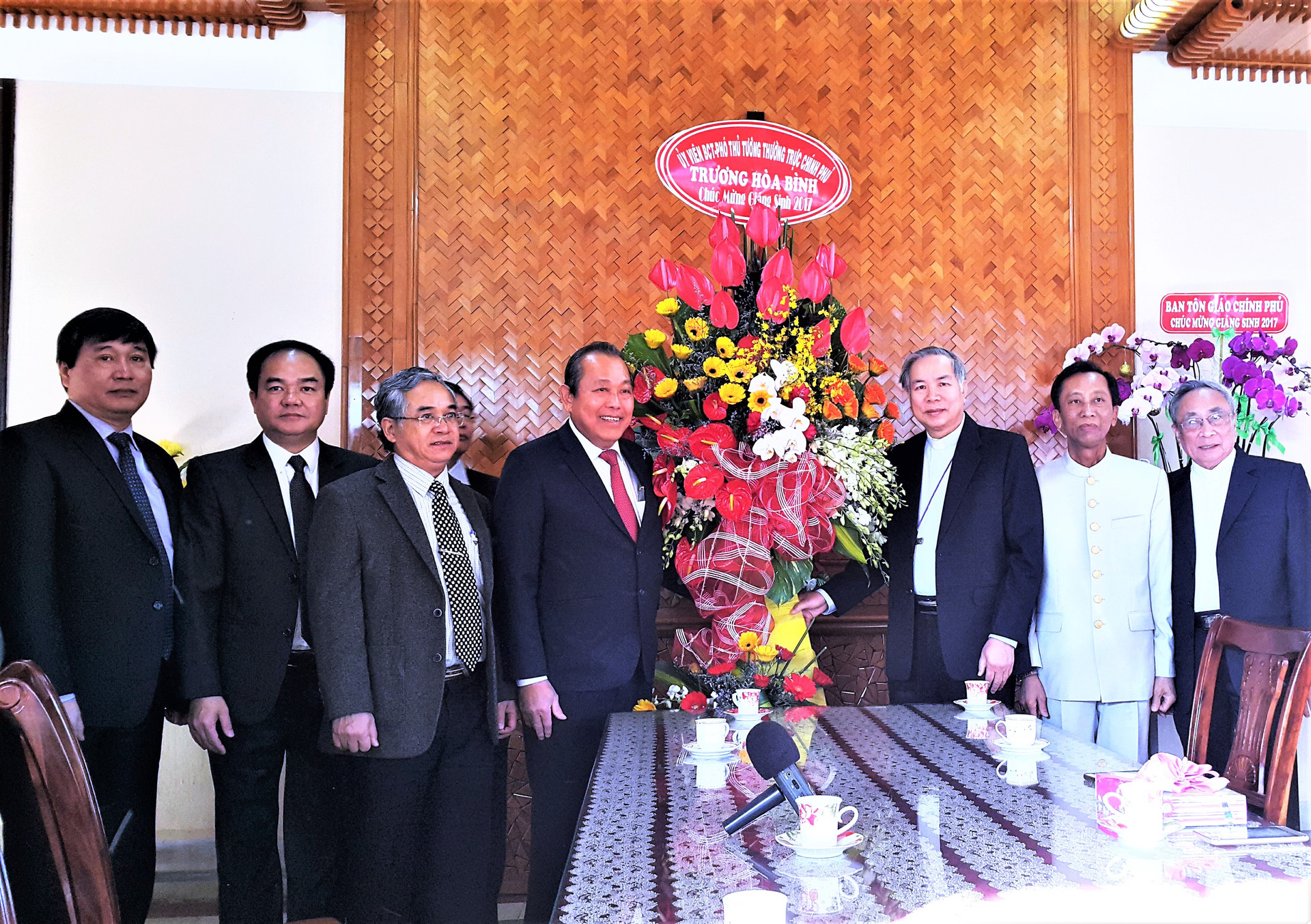 Phó thủ tướng Trương Hòa Bình thăm, chúc mừng Giáng sinh tại Gia Lai và Kon Tum