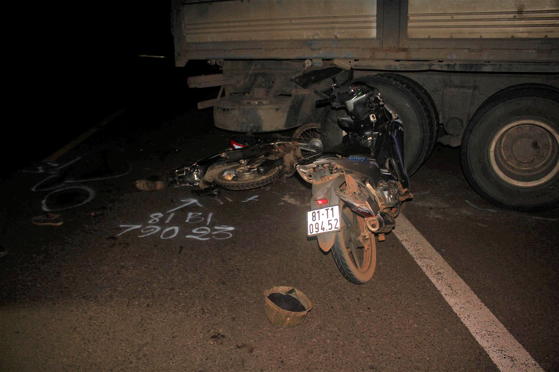 Xe máy liên hoàn tông đuôi xe tải khiến nhiều người gặp nạn