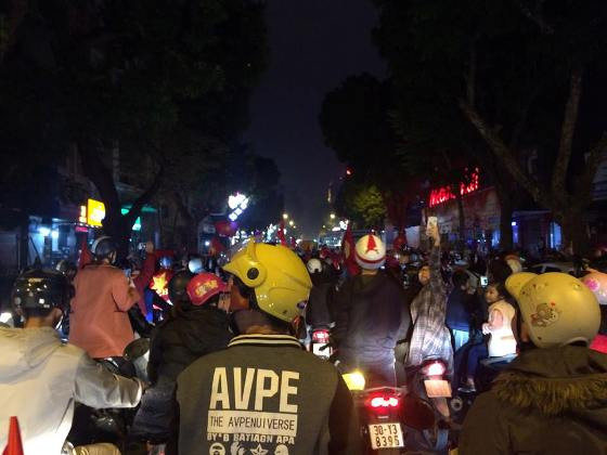 Cổ động viên đổ ra đường ăn mừng chiến thắng lịch sử của U23 Việt Nam