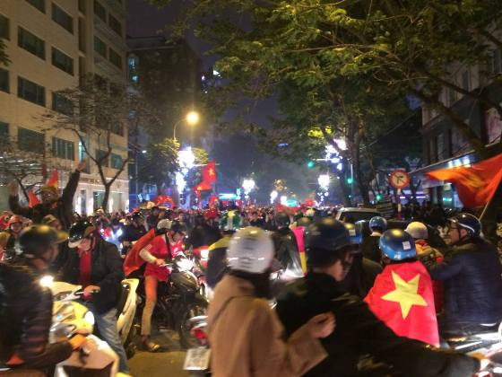 Cổ động viên đổ ra đường ăn mừng chiến thắng lịch sử của U23 Việt Nam