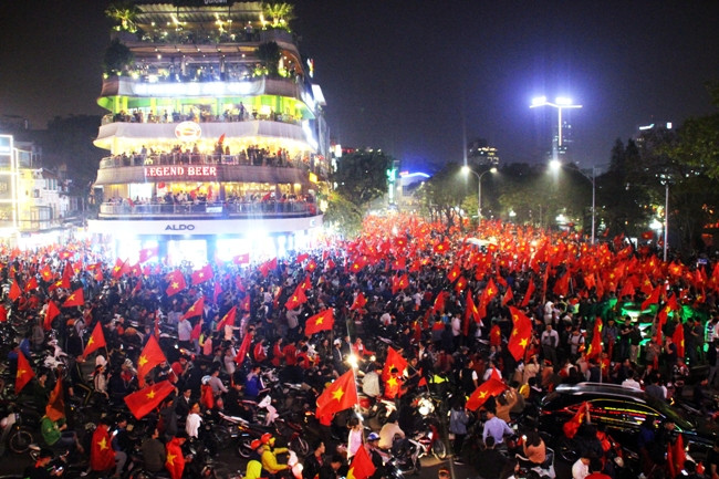 Một đêm Hà Nội 'không ngủ' mừng chiến thắng của U23 Việt Nam