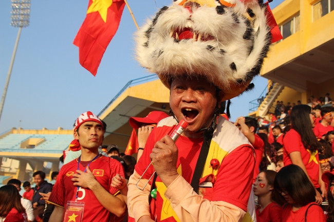 Hình ảnh cảm xúc dâng trào trên sân Hàng Đẫy khi xem U23 Việt Nam