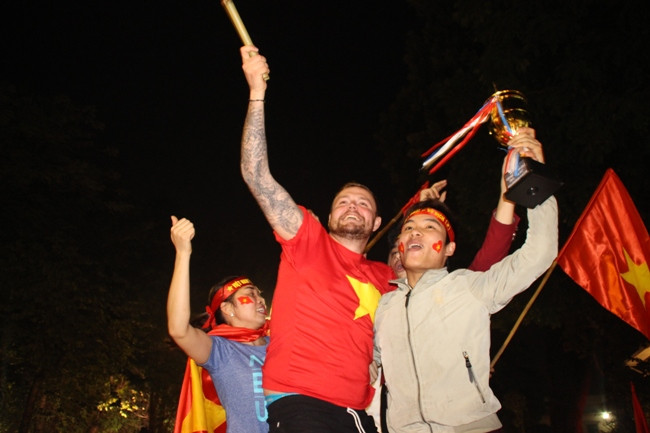 Một đêm Hà Nội 'không ngủ' mừng chiến thắng của U23 Việt Nam