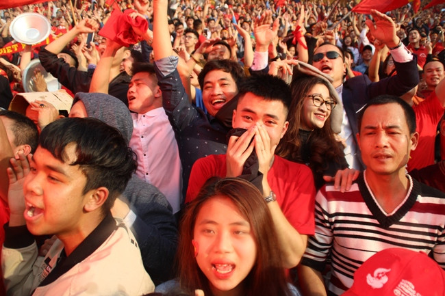 Hình ảnh cảm xúc dâng trào trên sân Hàng Đẫy khi xem U23 Việt Nam