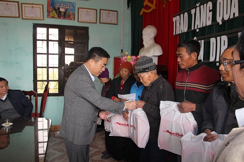 Báo Người Hà Nội thăm và tặng quà Tết cho các hộ nghèo xã Thụy Liên
