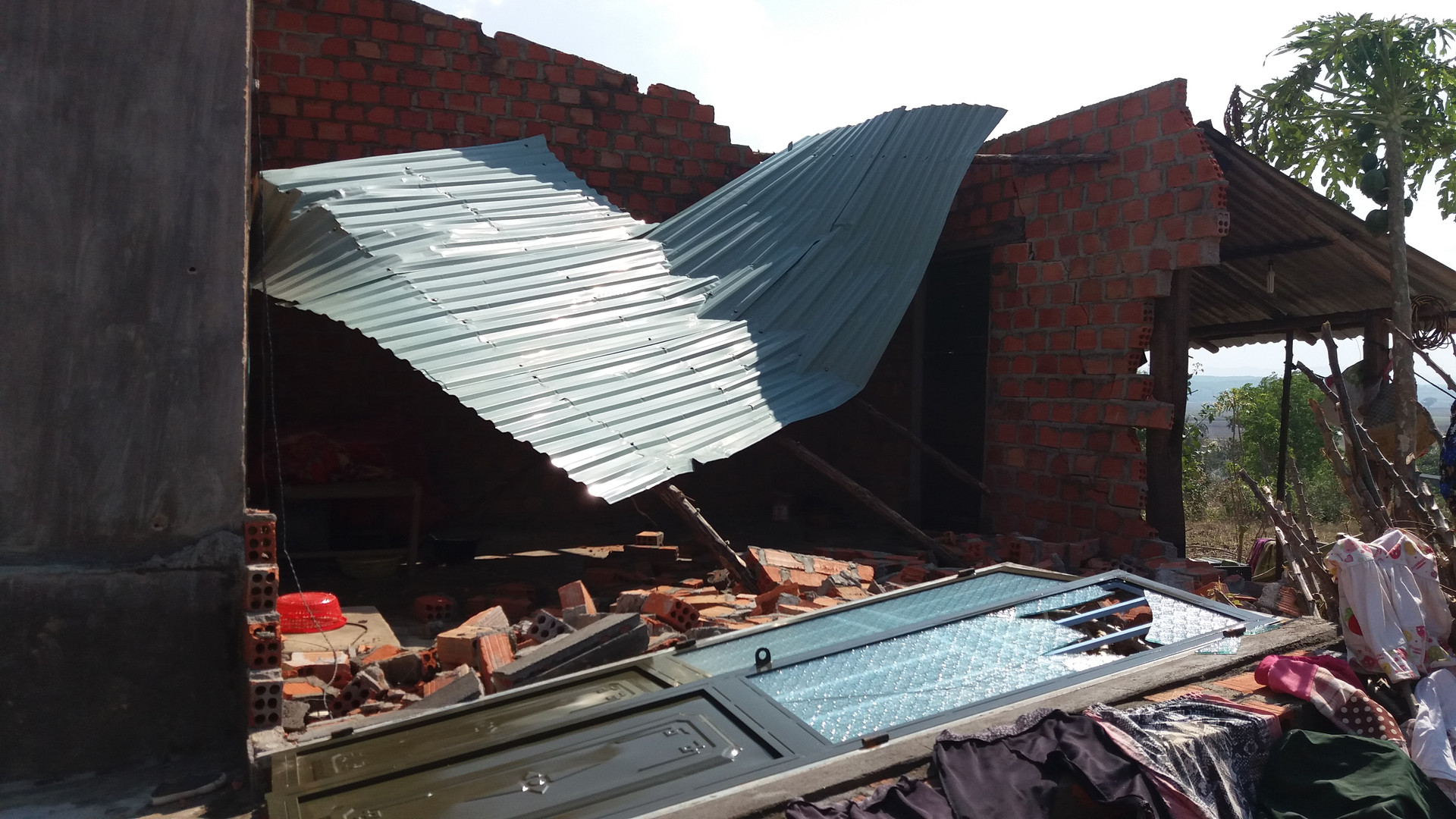Mưa đá kèm lốc xoáy khiến hàng trawnm ngôi nhà bị thiệt hại nặng