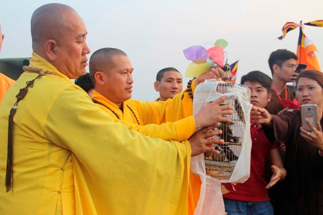 Hà Nội: Đại lễ phóng sinh tại bến phà Vạn Phúc
