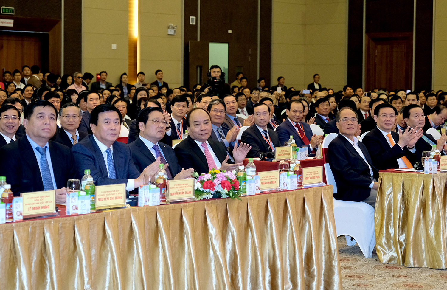 Thủ tướng Nguyễn Xuân Phúc dự Hội nghị gặp mặt các nhà đầu tư của tỉnh Nghệ An