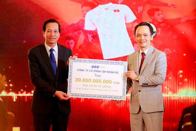 Thủ tướngtrao 20 tỷ đồng đấu giá bóng và áo của U23 Việt Nam từ FLC cho 20 huyện nghèo trên cả nước