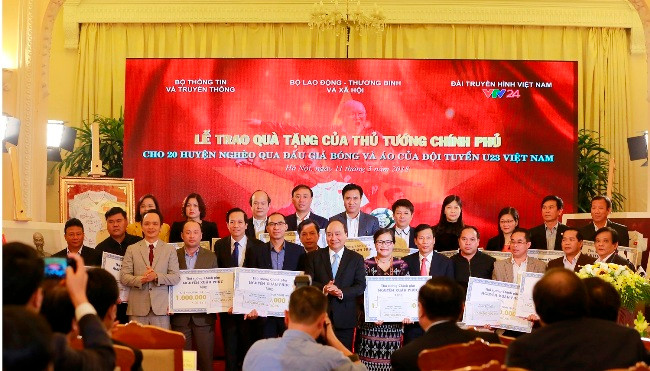 Thủ tướngtrao 20 tỷ đồng đấu giá bóng và áo của U23 Việt Nam từ FLC cho 20 huyện nghèo trên cả nước