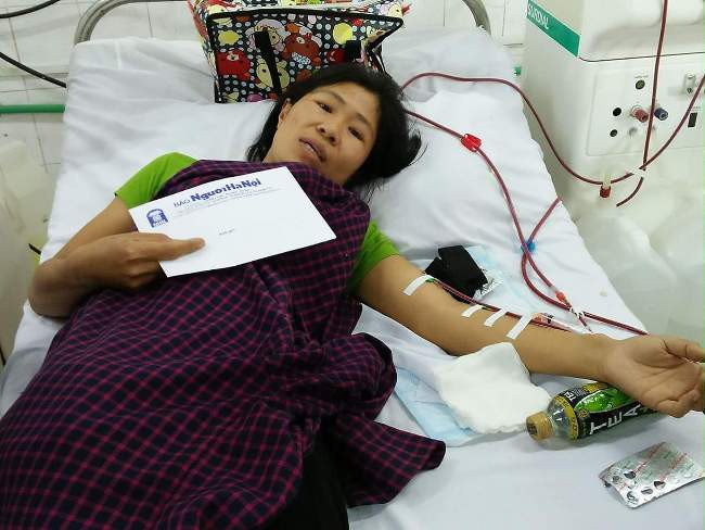 Báo Người Hà Nội trao quà bệnh nhân chạy thận mãn Nguyễn Thị Dung