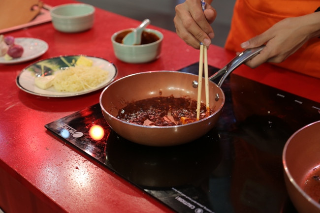 Vào bếp cùng Elmich: Bí quyết làm nước sốt ngon đậm đà chinh phục khẩu vị ngôi sao Hồ Việt Trung
