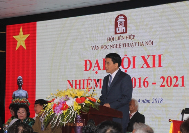 Chủ tịch UBND TP Hà Nội Nguyễn Đức Chung với văn nghệ sĩ Thủ đô