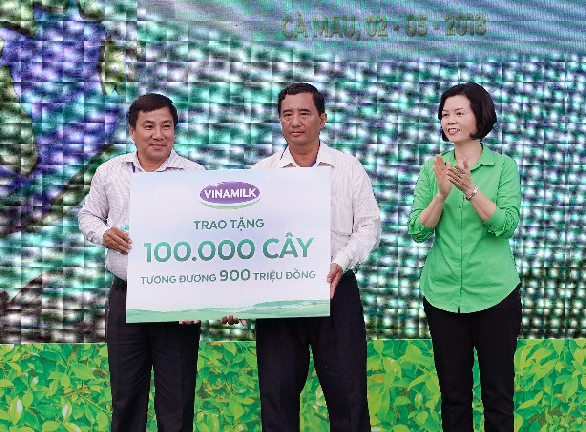 VINAMILK trồng gần 100 ngàn cây xanh và trao tặng 66.000 ly sữa tại tỉnh Cà Mau.