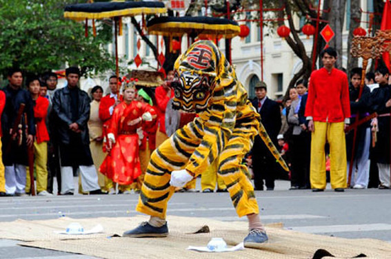 Trò múa hổ Ải Lao trong lễ hội làng Hội Xá