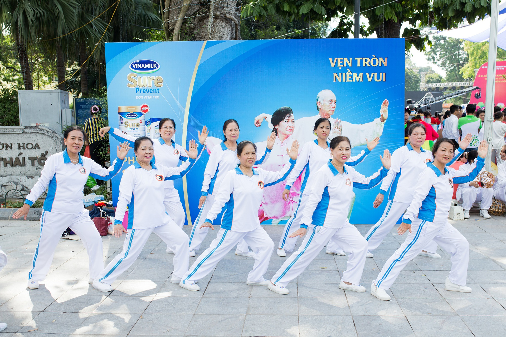 VINAMILK SURE PREVENT đồng hành phong trào rèn luyện sức khỏe người cao tuổi tại TP. Hà Nội.
