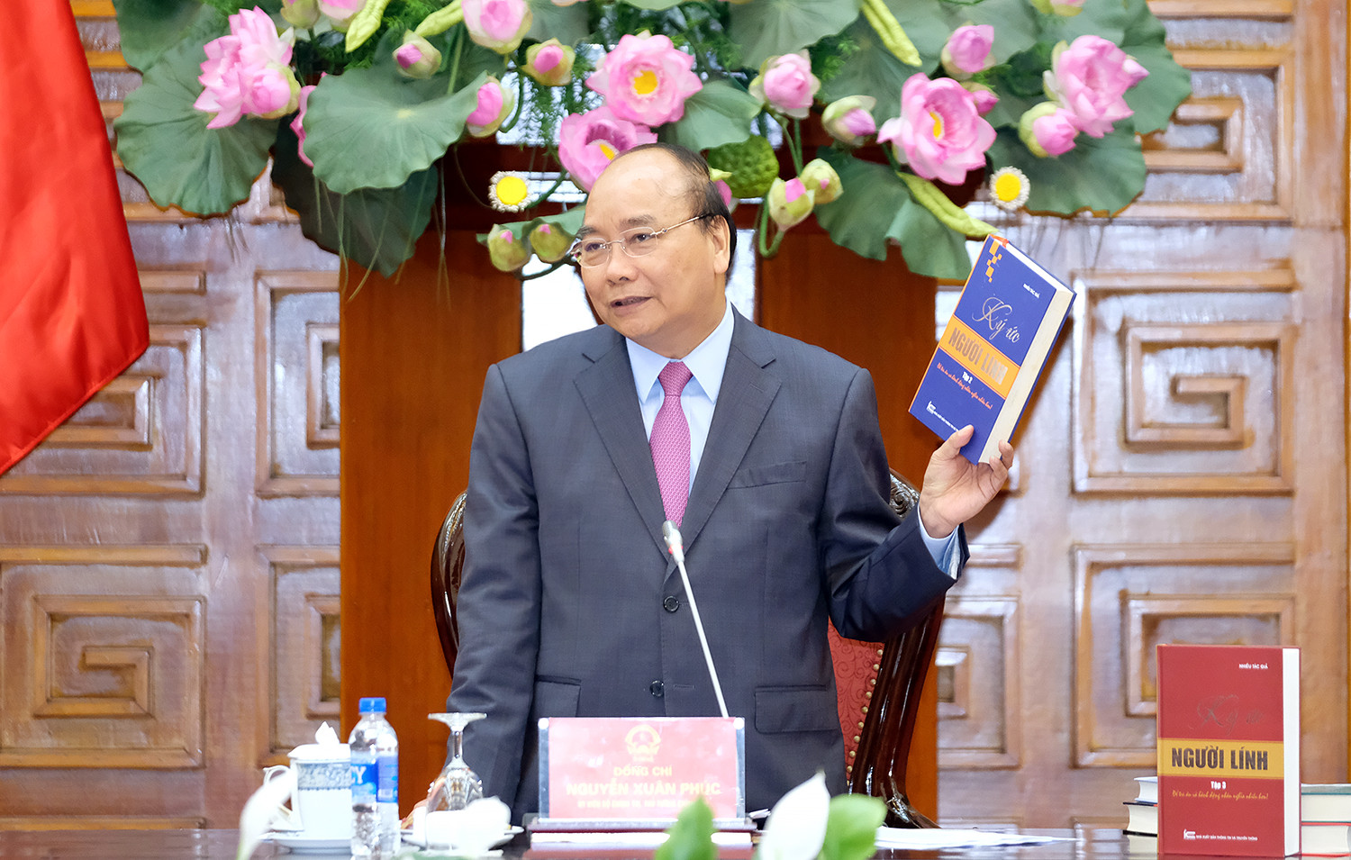 Thủ tướng Chính phủ Nguyễn Xuân Phúc gặp mặt Ban Chỉ đạo công trình sách 