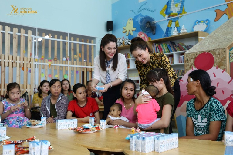 Chủ tịch Đặng Thị Xuân Hương chia sẻ yêu thương cùng các bệnh nhi nghèo trong Tết Thiếu Nhi