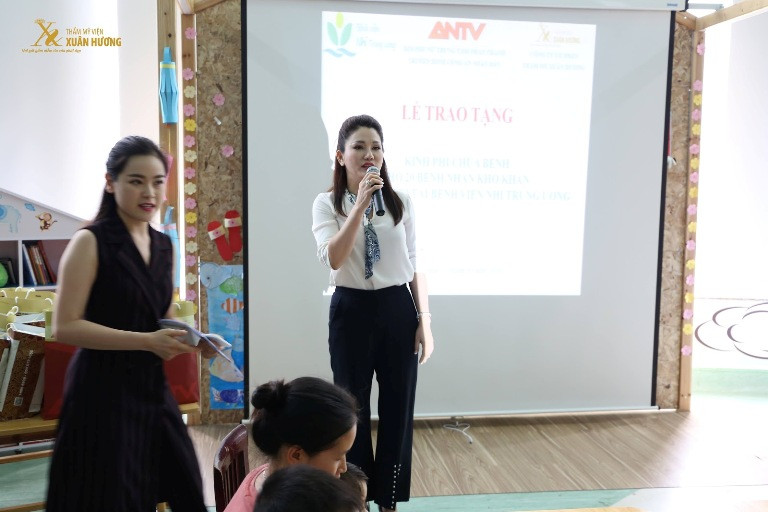 Chủ tịch Đặng Thị Xuân Hương chia sẻ yêu thương cùng các bệnh nhi nghèo trong Tết Thiếu Nhi
