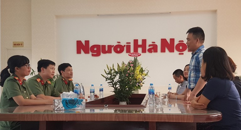 Phòng An ninh chính trị nội bộ Công an Hà Nội chúc mừng báo Người Hà Nội
